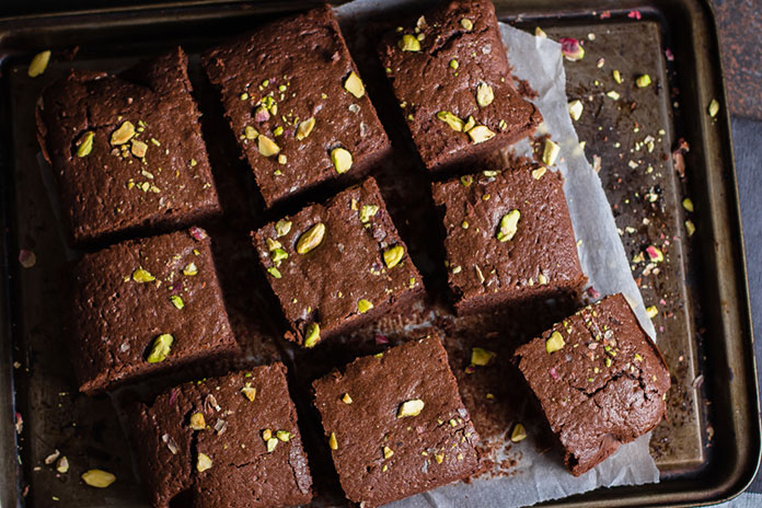 Prosty i szybki blok czekoladowy z pistacjami dla fanów słodkości