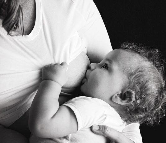 Każda mama karmiąca piersią powinna mieć koszulkę do karmienia