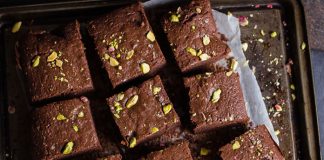 Prosty i szybki blok czekoladowy z pistacjami dla fanów słodkości