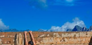 Po której stronie siedzi powód?