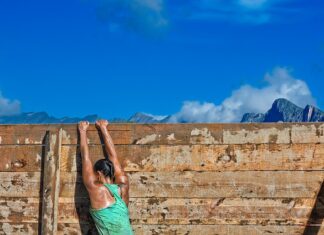 Po której stronie siedzi powód?