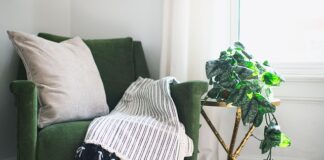 Jak ułożyć koc na narożniku?