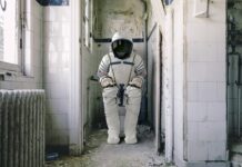 Dlaczego w toalecie publicznej nie siadam bezpośrednio na desce sedesowej?