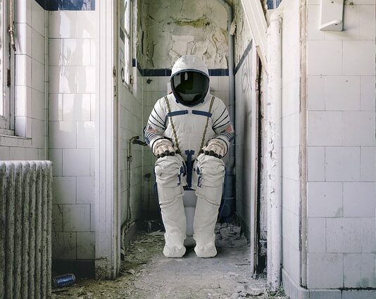 Dlaczego w toalecie publicznej nie siadam bezpośrednio na desce sedesowej?