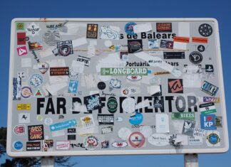 Jak przygotować ścianę pod naklejki?