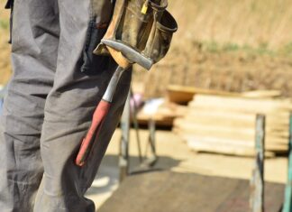 Kiedy sędzia używa młotka?