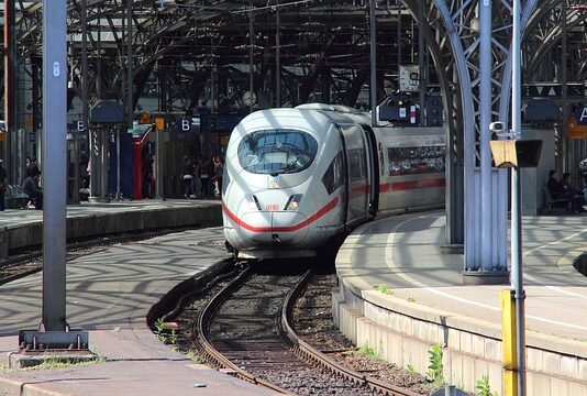 Czym odtłuścić powierzchnię pod naklejka?