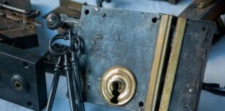 Czy ślusarz może otworzyć drzwi?