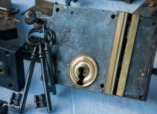 Czy ślusarz może otworzyć drzwi?