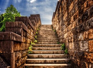 Jak tanio wykończyć schody betonowe zewnętrzne?