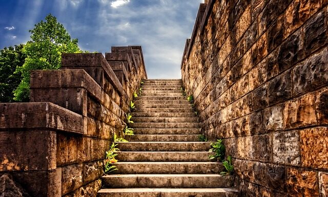 Jak tanio wykończyć schody betonowe zewnętrzne?