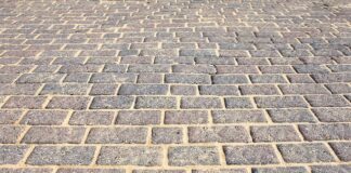 Co zrobić jak cieknie woda z toalety?