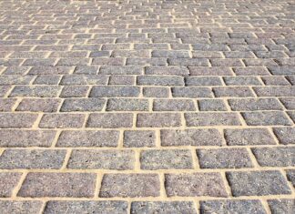 Co zrobić jak cieknie woda z toalety?