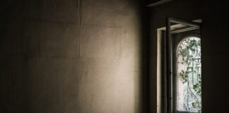 Ile mniejsze okno od otworu?