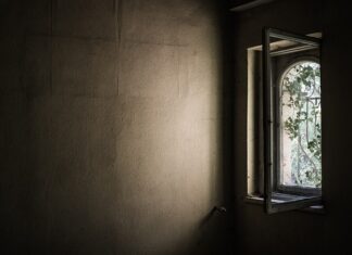 Ile mniejsze okno od otworu?