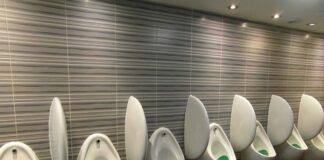 Czy w męskiej toalecie musi być pisuar?