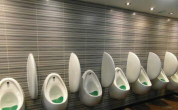 Czy w męskiej toalecie musi być pisuar?