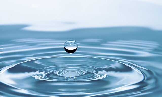 Dlaczego woda w kiblu stoi a nie spływa?