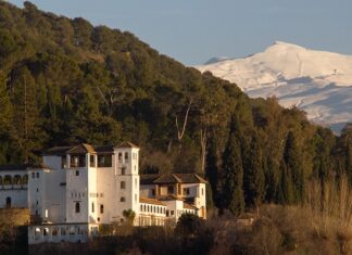 Ile powinien wystawać nosek stopnia?