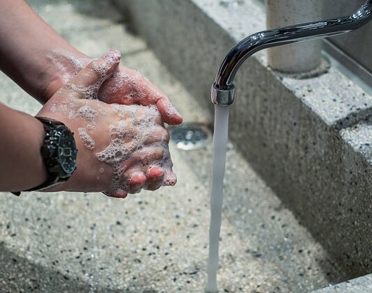 Czym różni się mydło w płynie od mydła w kostce?