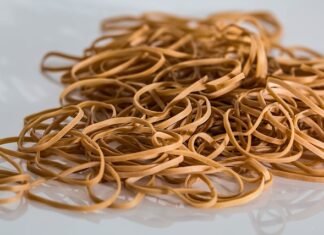 Jak używać gumki do zamszu?