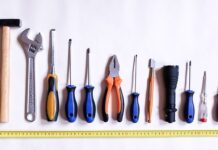 Jak naprawić uszkodzoną moskitierę? Jak naprawić uszkodzoną moskitierę?