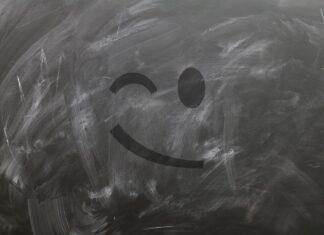 Czy trzeba zamykać tunel foliowy na noc?