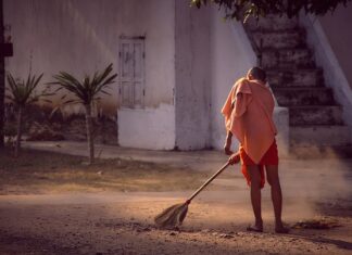 Jak powinna stać miotła w domu?