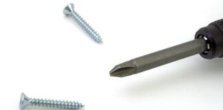 Jak odkręcić bardzo małe śrubki?