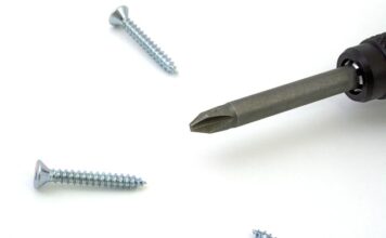 Jak odkręcić bardzo małe śrubki? Jak odkręcić bardzo małe śrubki?