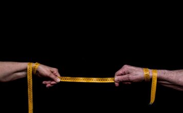 W jakiej odległości prąd od wody?